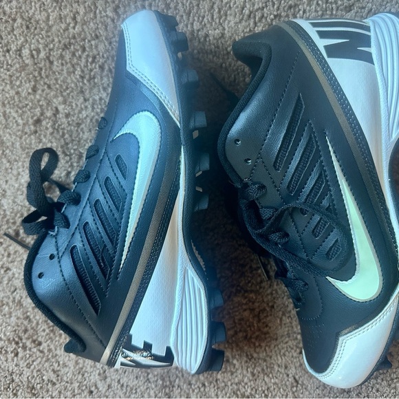 Nike Landshark Baseball Spikes for Kids in Black and White. - Picture 4 of 7